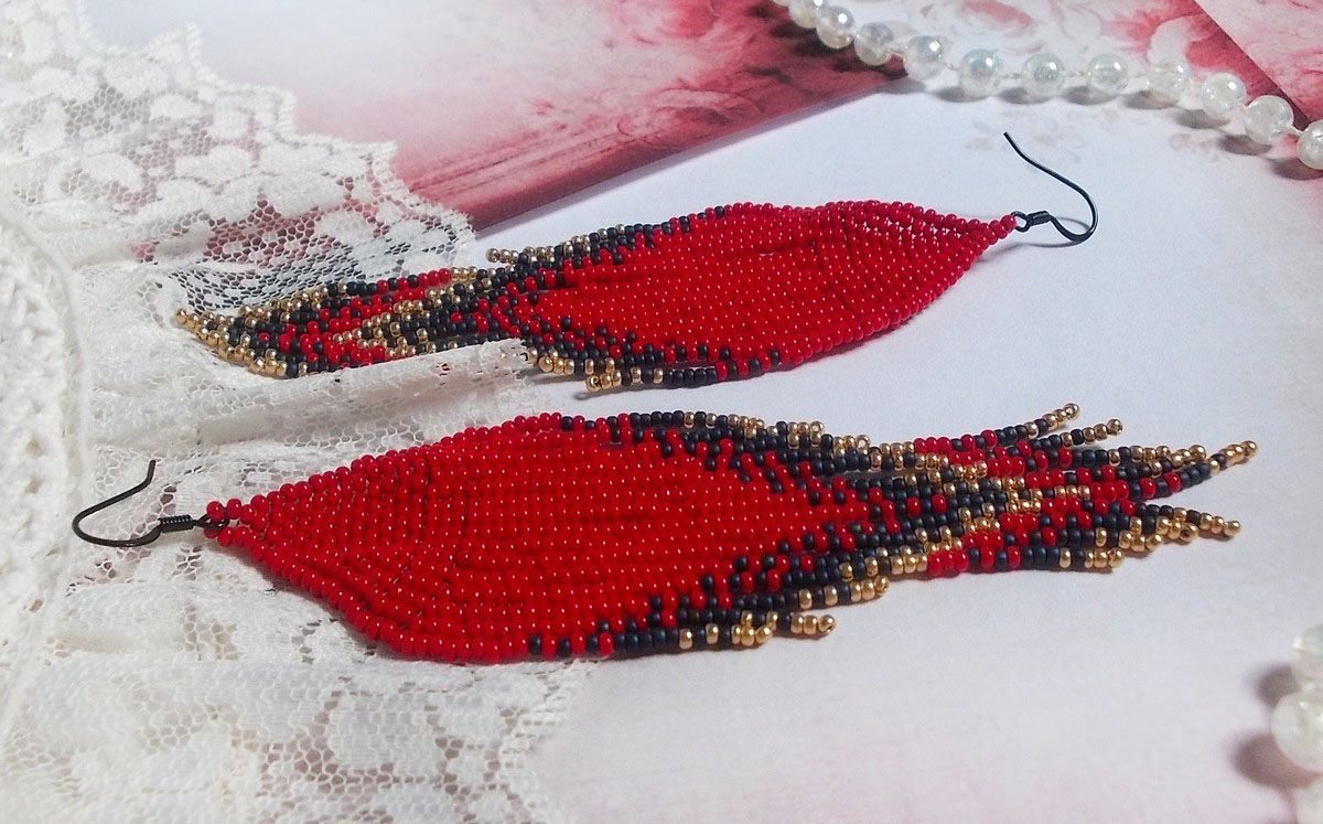 BO Red Swirls gemaakt met kwaliteitskralen en zwarte messing haken