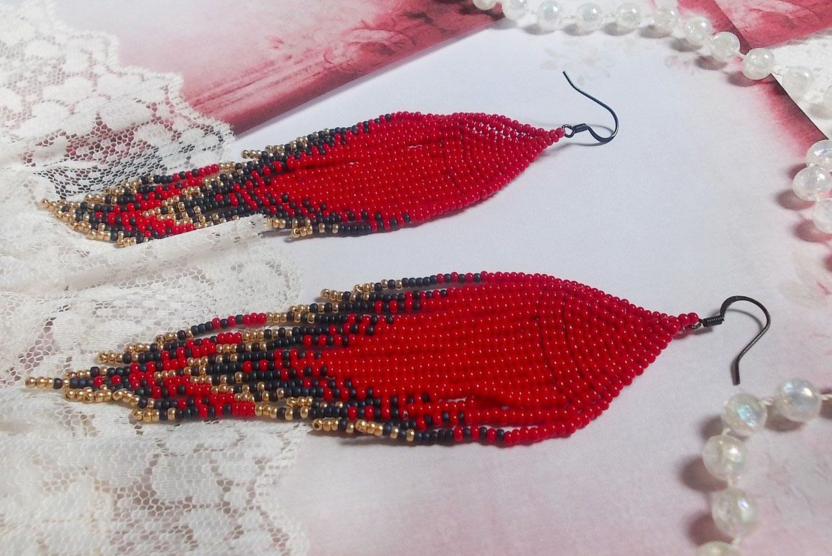BO Red Swirls gemaakt met kwaliteitskralen en zwarte messing haken