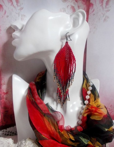 BO Red Swirls gemaakt met kwaliteitskralen en zwarte messing haken