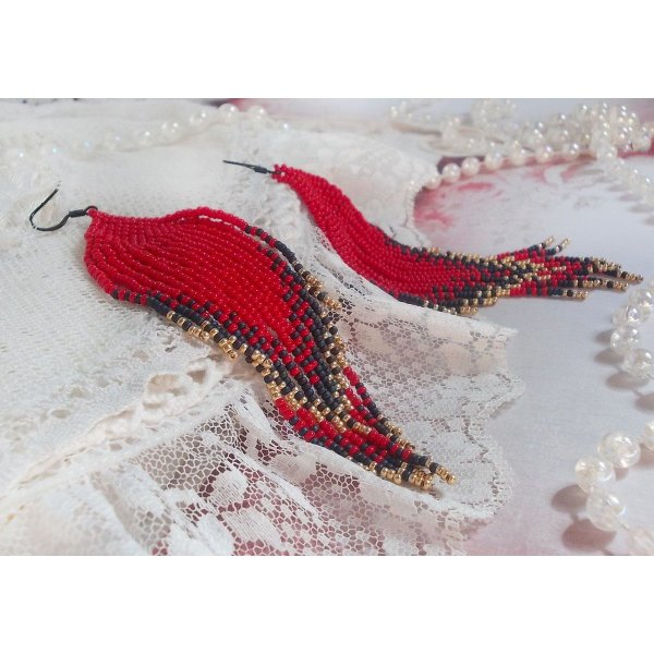 BO Red Swirls gemaakt met kwaliteitskralen en zwarte messing haken