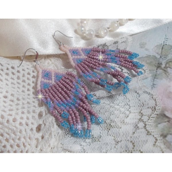 BO Velours de R&ecirc;ves aux rocailles de qualit&eacute; en verre dans les nuances de Lilas, Rose et Bleu. Une belle conception pour un design exceptionnelle. Le tout est mont&eacute; sur des crochets en Argent 925