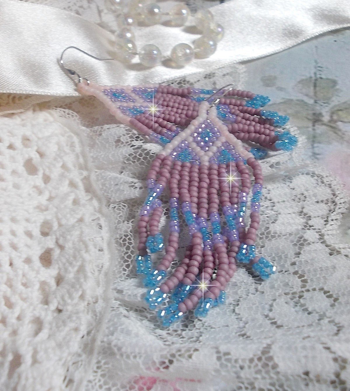 BO Velours de R&ecirc;ves aux rocailles de qualit&eacute; en verre dans les nuances de Lilas, Rose et Bleu. Une belle conception pour un design exceptionnelle. Le tout est mont&eacute; sur des crochets en Argent 925