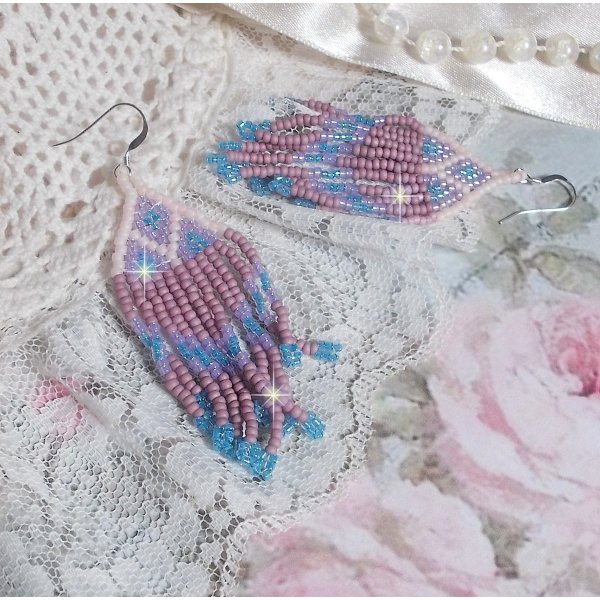 BO Velours de R&ecirc;ves aux rocailles de qualit&eacute; en verre dans les nuances de Lilas, Rose et Bleu. Une belle conception pour un design exceptionnelle. Le tout est mont&eacute; sur des crochets en Argent 925