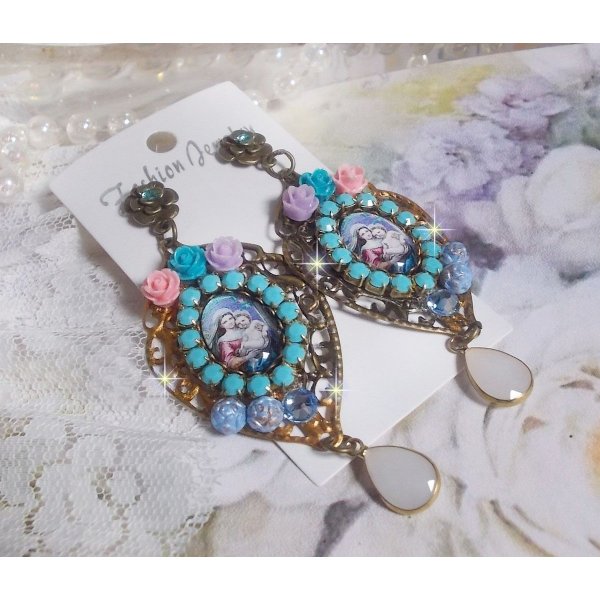 BO Vierge Marie et l&rsquo;Enfant fa&ccedil;on religieuse avec cabochons strass&eacute;s couleur Turquoise, roses et cristaux. Mont&eacute;s sur estampes o&ugrave; j&rsquo;ai appliqu&eacute; une fine poudre Or. Une douceur avec les gouttes