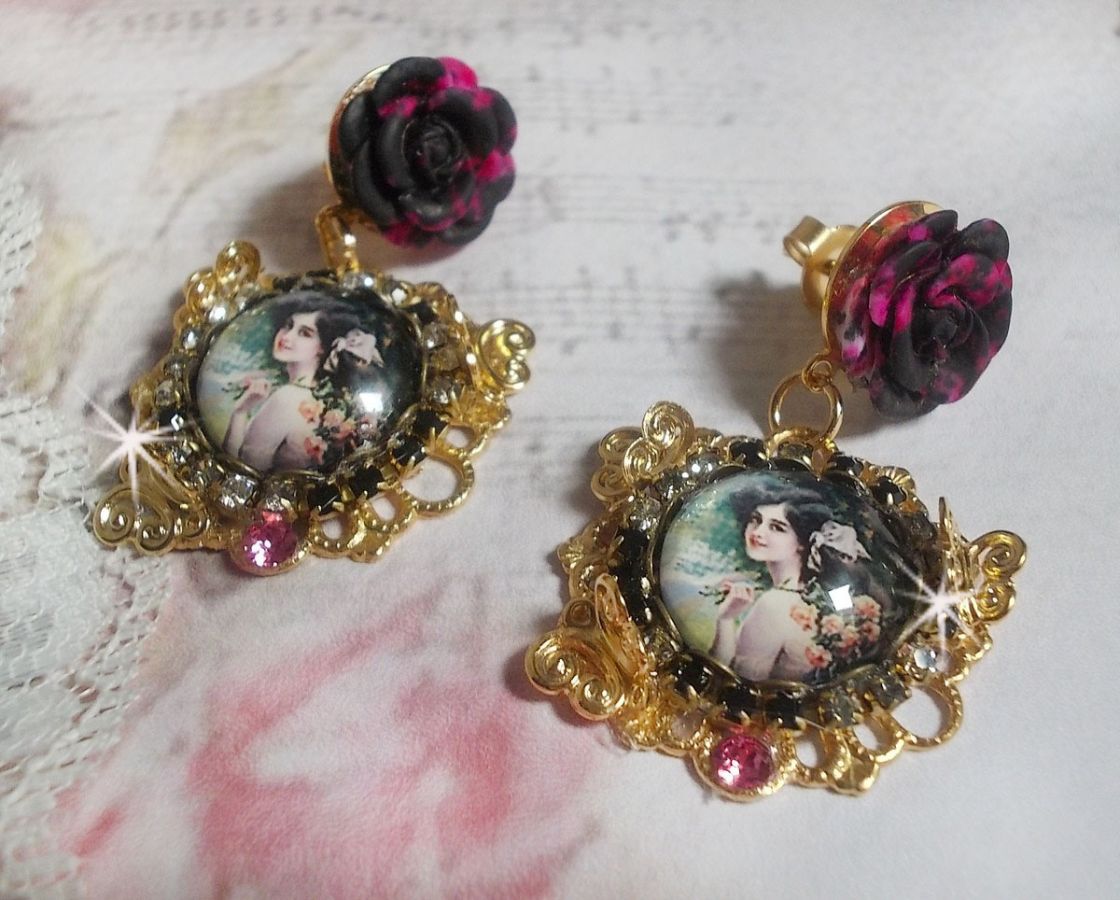 BO Weekend of Roses gemaakt met cabochons die een vrouw met rozen voorstellen, resin kralen en Swarovski kristallen.
