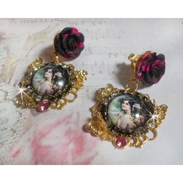 BO Weekend of Roses gemaakt met cabochons die een vrouw met rozen voorstellen, resin kralen en Swarovski kristallen.