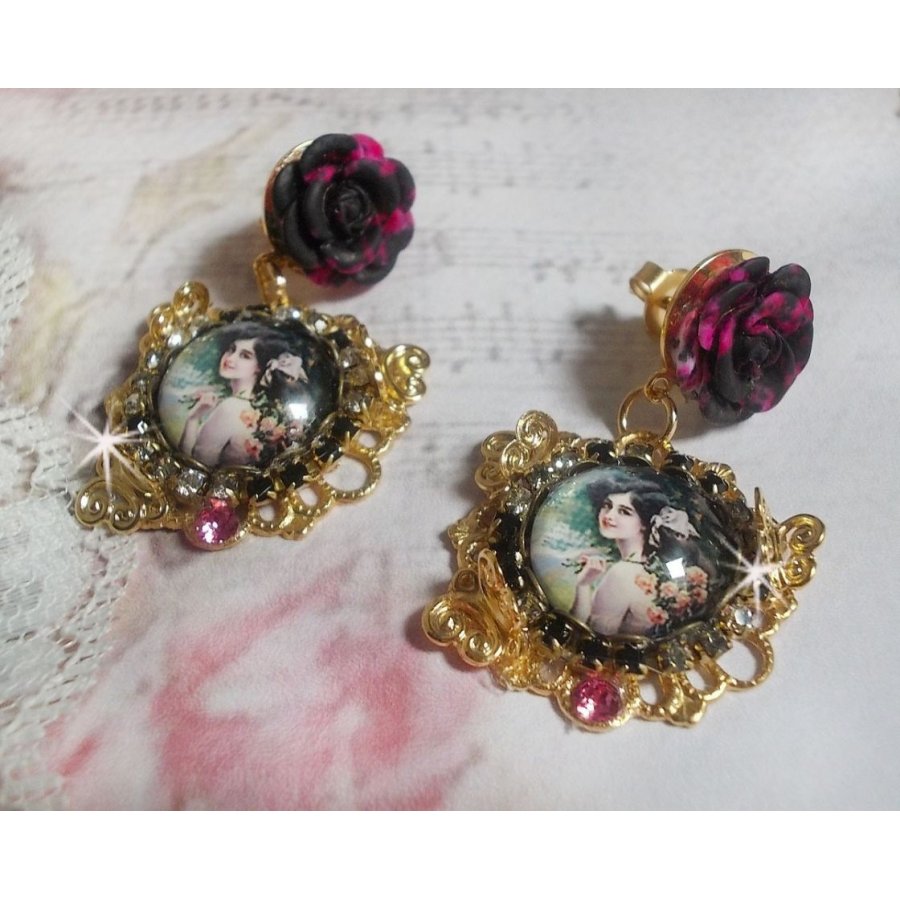 BO Weekend of Roses gemaakt met cabochons die een vrouw met rozen voorstellen, resin kralen en Swarovski kristallen.