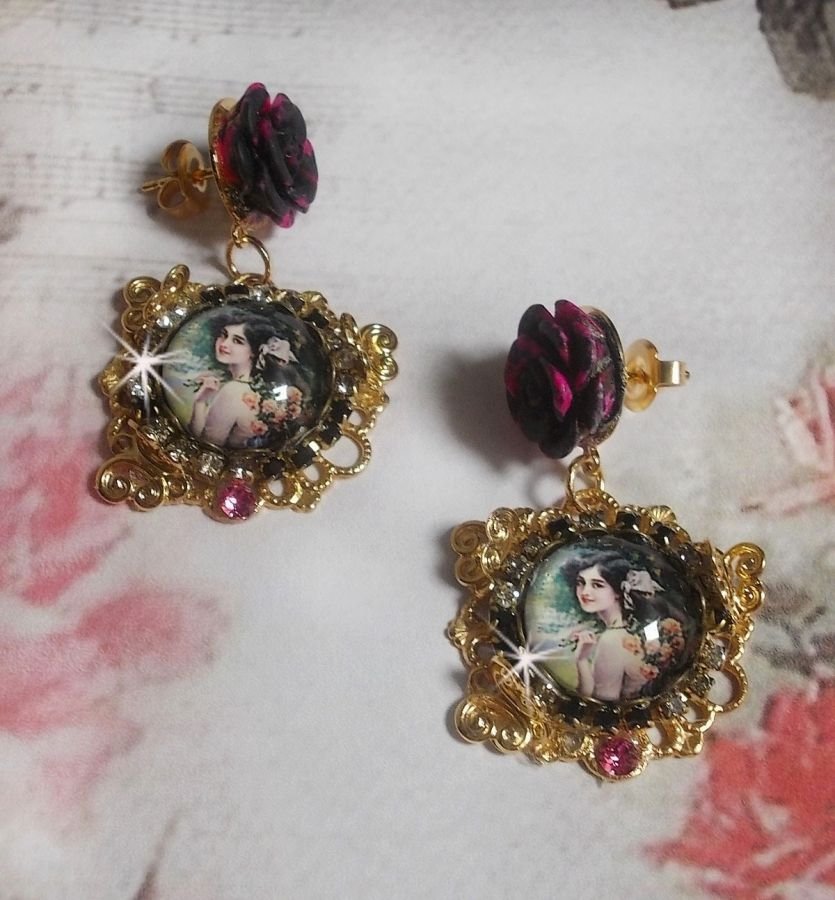 BO Weekend of Roses gemaakt met cabochons die een vrouw met rozen voorstellen, resin kralen en Swarovski kristallen.