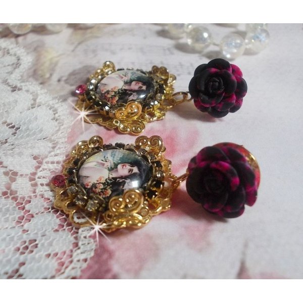 BO Weekend of Roses gemaakt met cabochons die een vrouw met rozen voorstellen, resin kralen en Swarovski kristallen.