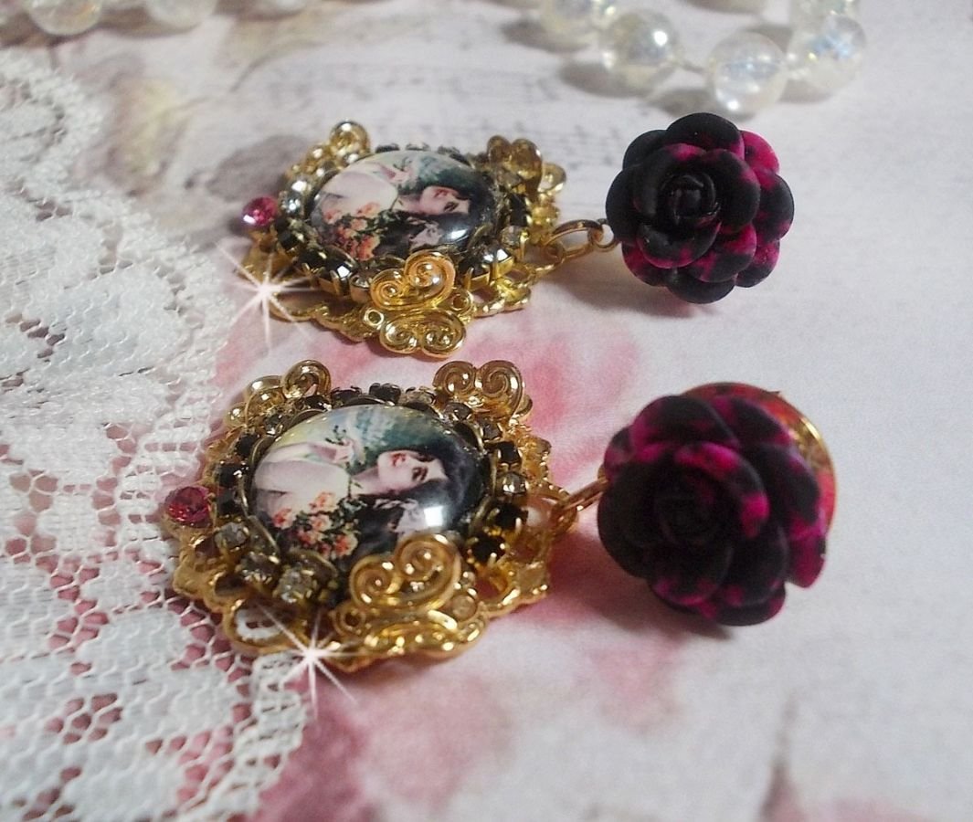 BO Weekend of Roses gemaakt met cabochons die een vrouw met rozen voorstellen, resin kralen en Swarovski kristallen.