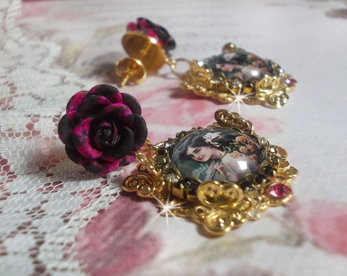 BO Weekend of Roses gemaakt met cabochons die een vrouw met rozen voorstellen, resin kralen en Swarovski kristallen.