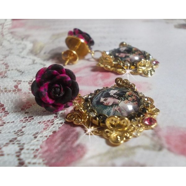 BO Weekend of Roses gemaakt met cabochons die een vrouw met rozen voorstellen, resin kralen en Swarovski kristallen.
