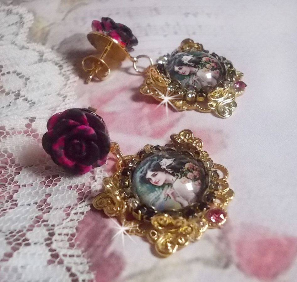 BO Weekend of Roses gemaakt met cabochons die een vrouw met rozen voorstellen, resin kralen en Swarovski kristallen.