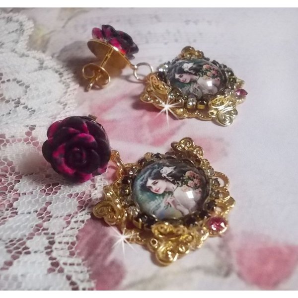 BO Weekend of Roses gemaakt met cabochons die een vrouw met rozen voorstellen, resin kralen en Swarovski kristallen.