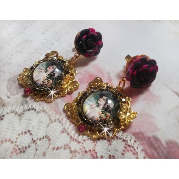 BO Weekend of Roses gemaakt met cabochons die een vrouw met rozen voorstellen, resin kralen en Swarovski kristallen.