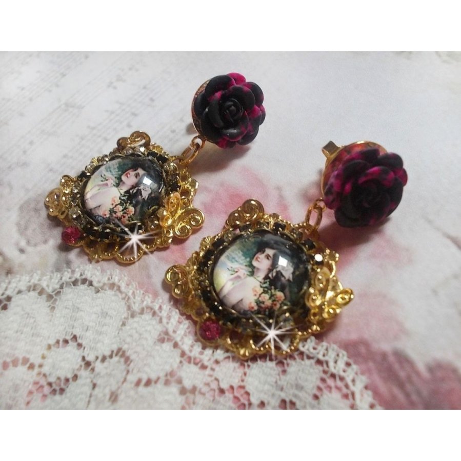 BO Weekend of Roses gemaakt met cabochons die een vrouw met rozen voorstellen, resin kralen en Swarovski kristallen.