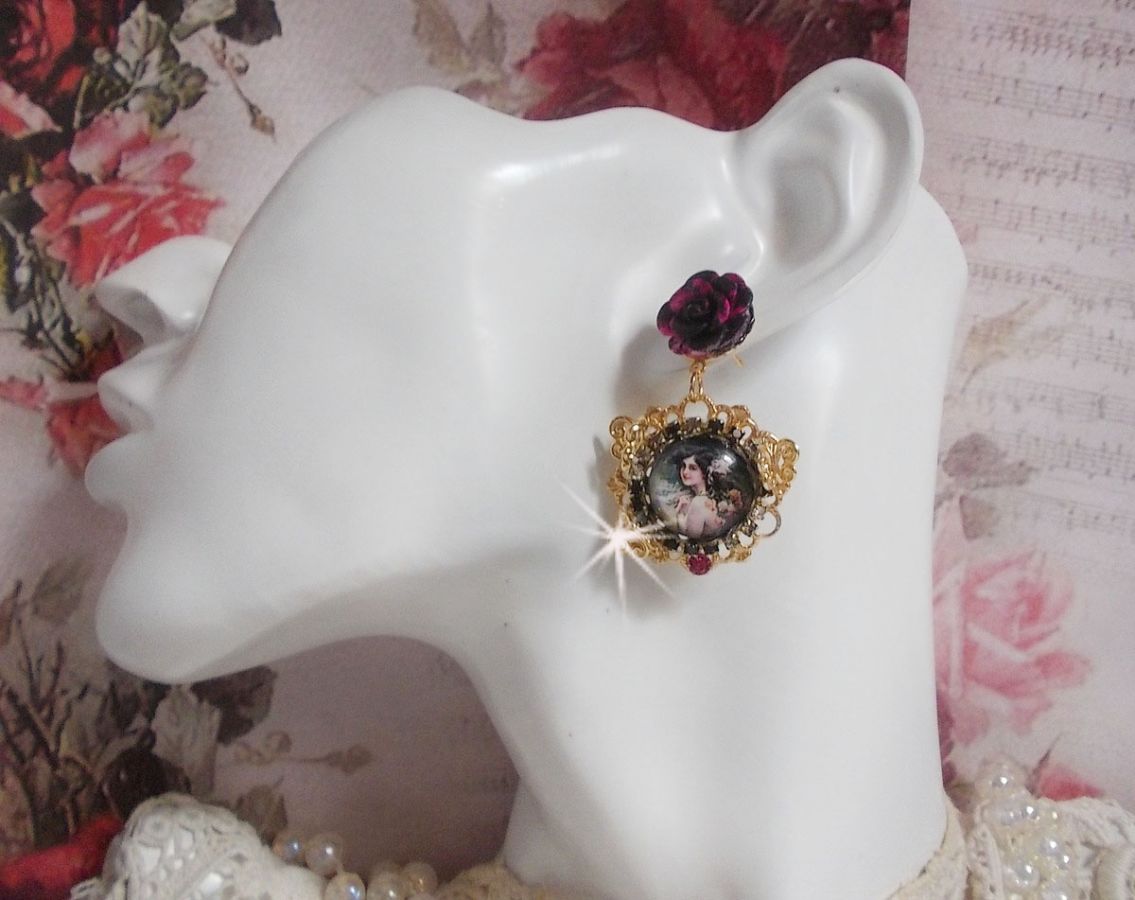 BO Weekend of Roses gemaakt met cabochons die een vrouw met rozen voorstellen, resin kralen en Swarovski kristallen.