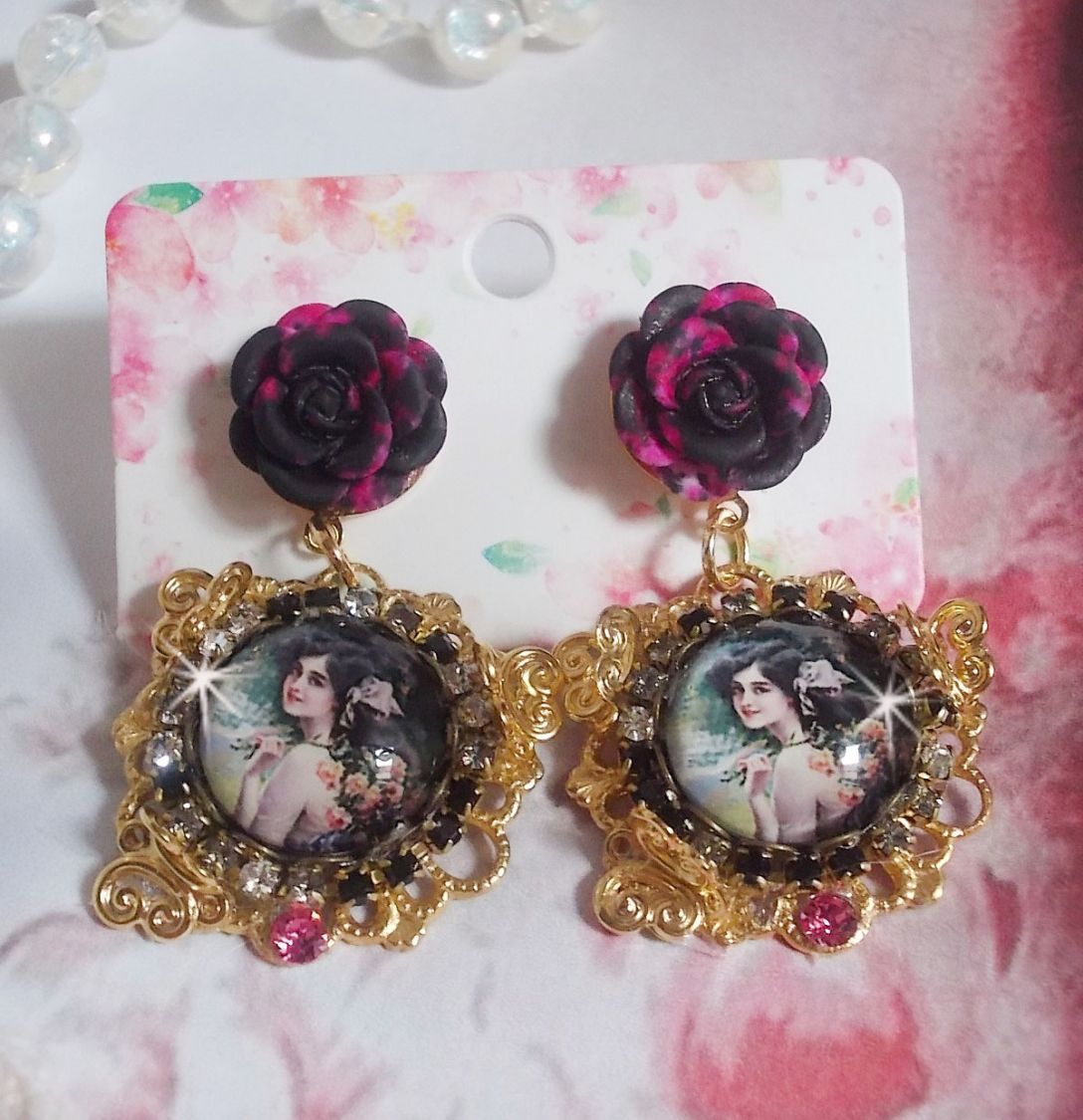 BO Weekend of Roses gemaakt met cabochons die een vrouw met rozen voorstellen, resin kralen en Swarovski kristallen.