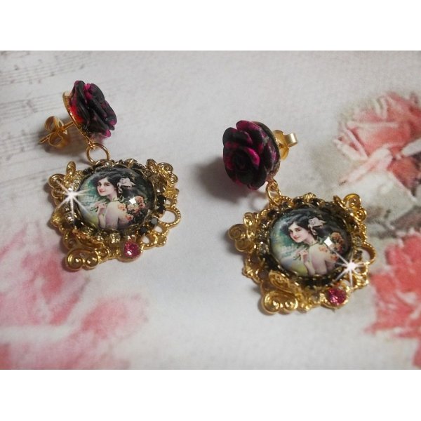 BO Weekend of Roses gemaakt met cabochons die een vrouw met rozen voorstellen, resin kralen en Swarovski kristallen.