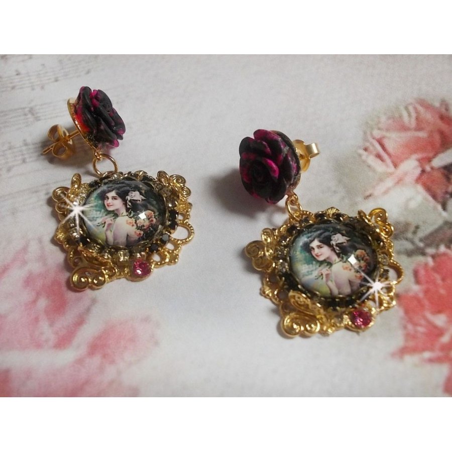 BO Weekend of Roses gemaakt met cabochons die een vrouw met rozen voorstellen, resin kralen en Swarovski kristallen.