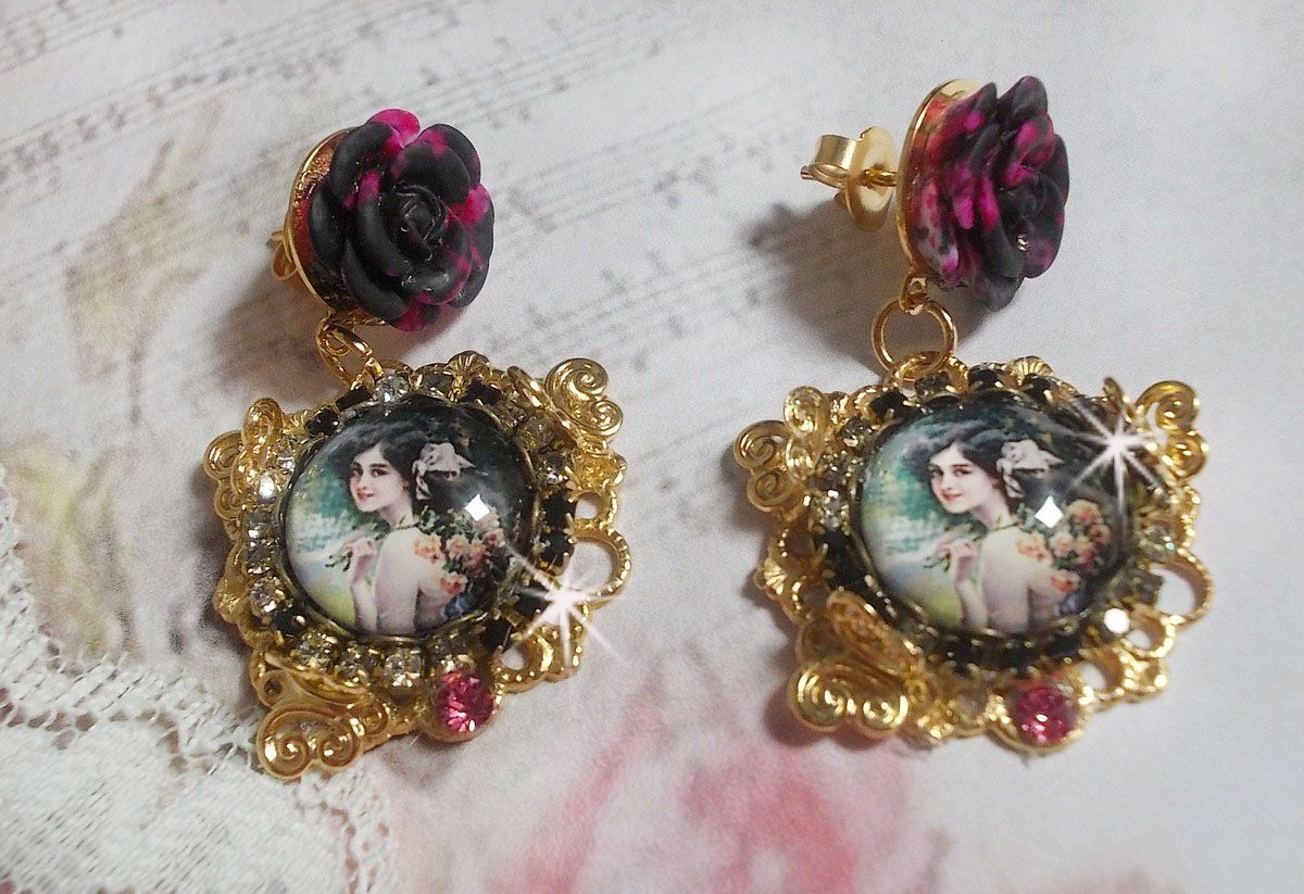 BO Weekend of Roses gemaakt met cabochons die een vrouw met rozen voorstellen, resin kralen en Swarovski kristallen.