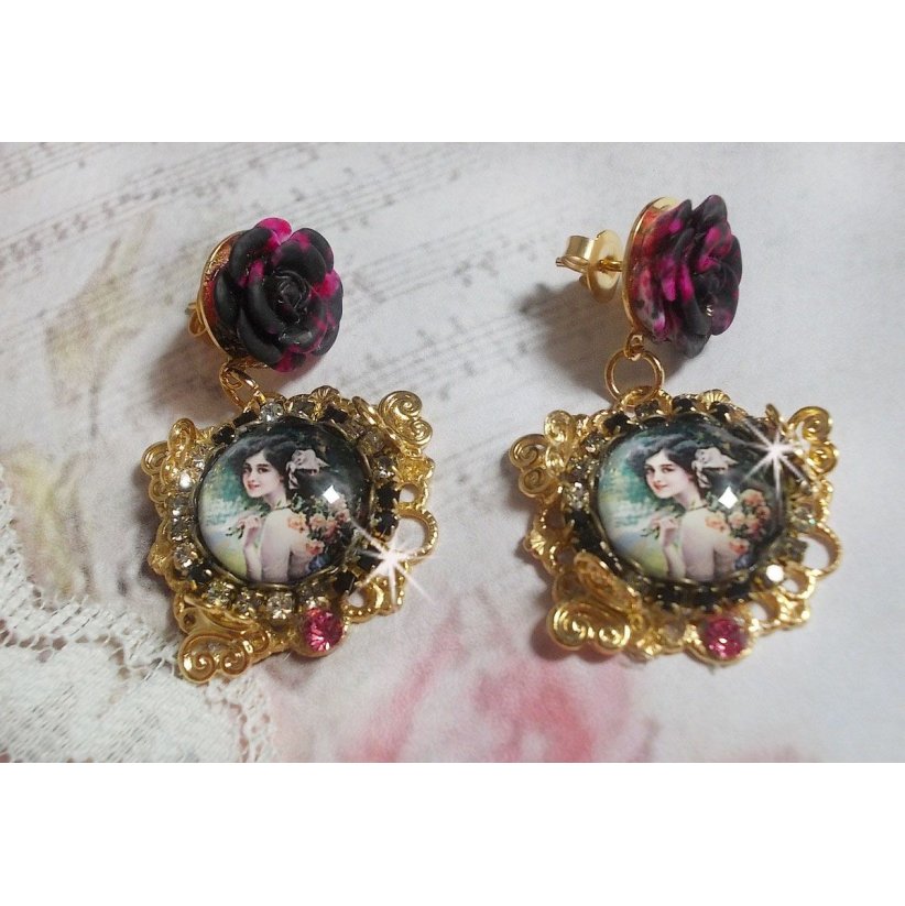 BO Weekend of Roses gemaakt met cabochons die een vrouw met rozen voorstellen, resin kralen en Swarovski kristallen.