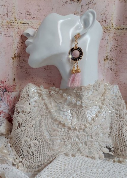 BO Rosy Rose mont&eacute;es avec des cabochons en tissu velours rose poudr&eacute; orn&eacute; d&rsquo;une cha&icirc;ne strass Cristal Noir sur estampes Dor&eacute;es en Laiton. S&rsquo;ajoute des pompons avec c&ocirc;nes M&eacute;tal sur clous en Argent 925