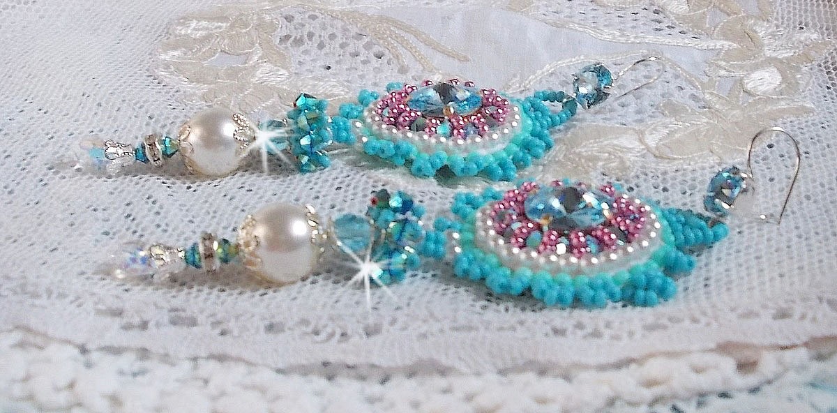 BO Beauty Alicia Blue geborduurd met Swarovski kristallen, ronde parels en Miyuki rocailles.