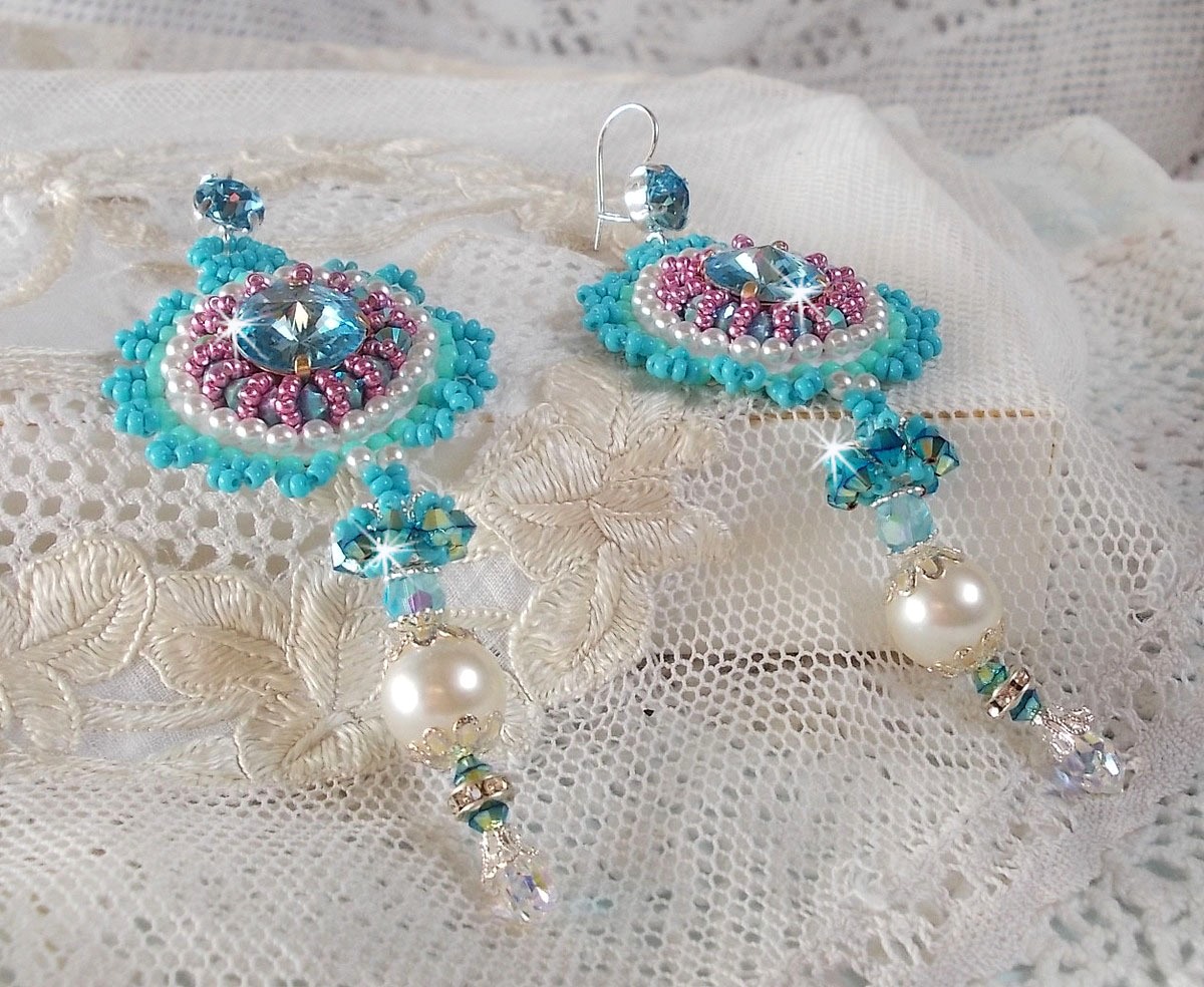 BO Beauty Alicia Blue geborduurd met Swarovski kristallen, ronde parels en Miyuki rocailles.