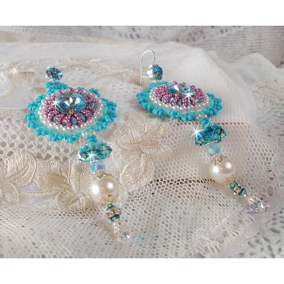 BO Beauty Alicia Blue geborduurd met Swarovski kristallen, ronde parels en Miyuki rocailles.