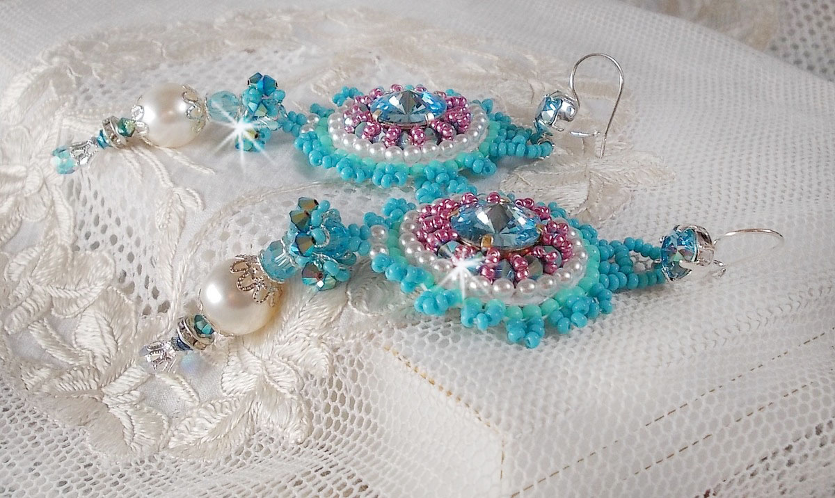 BO Beauty Alicia Blue geborduurd met Swarovski kristallen, ronde parels en Miyuki rocailles.