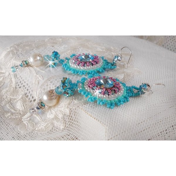 BO Beauty Alicia Blue geborduurd met Swarovski kristallen, ronde parels en Miyuki rocailles.