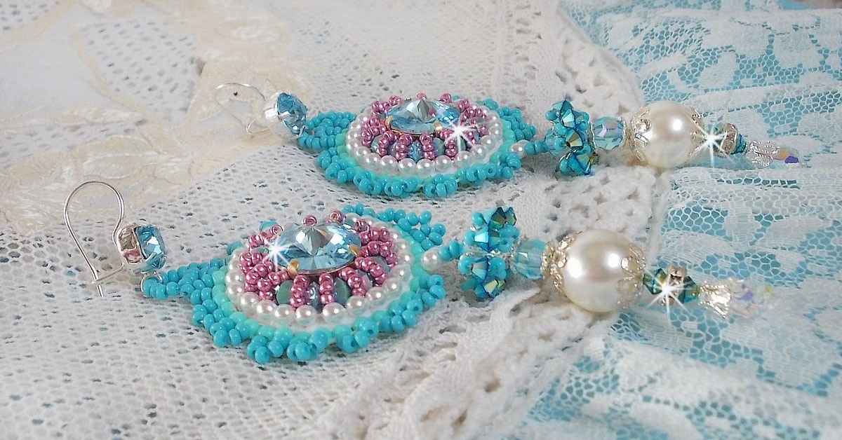 BO Beauty Alicia Blue geborduurd met Swarovski kristallen, ronde parels en Miyuki rocailles.