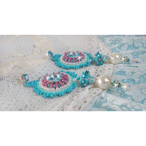 BO Beauty Alicia Blue geborduurd met Swarovski kristallen, ronde parels en Miyuki rocailles.
