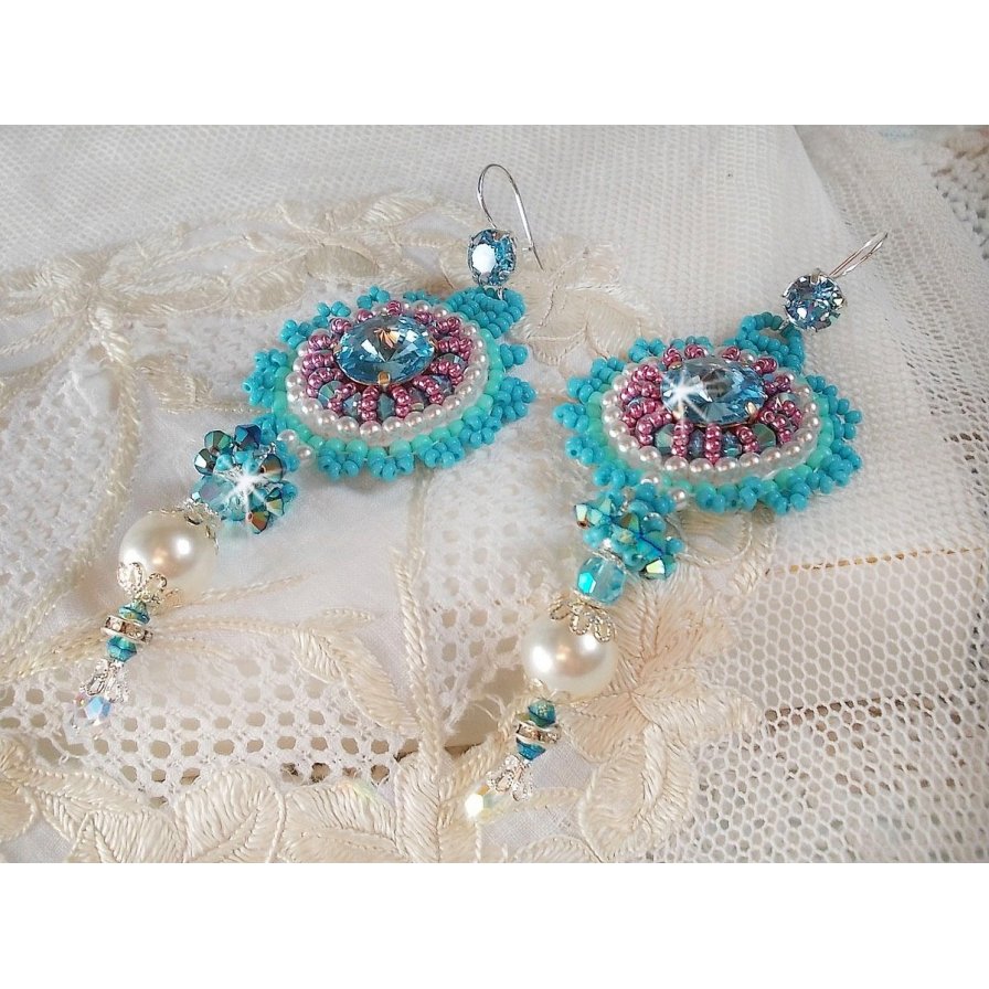 BO Beauty Alicia Blue geborduurd met Swarovski kristallen, ronde parels en Miyuki rocailles.