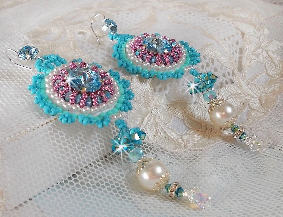 BO Beauty Alicia Blue geborduurd met Swarovski kristallen, ronde parels en Miyuki rocailles.