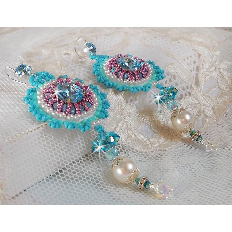 BO Beauty Alicia Blue geborduurd met Swarovski kristallen, ronde parels en Miyuki rocailles.