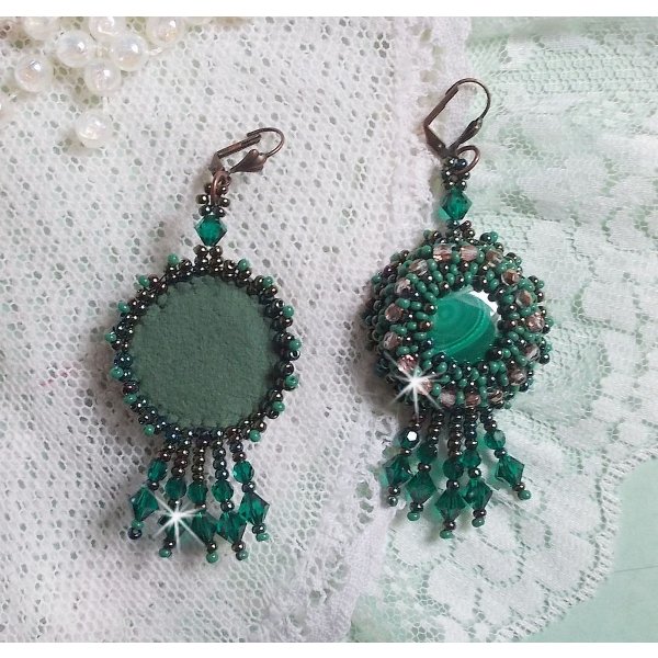 BO Emerald Vert brod&eacute;es avec une malachite, des rocailles et des facettes en verre de boh&egrave;me