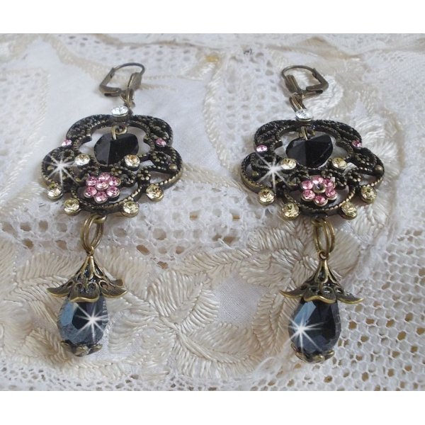 BO Irresistible Passion Collection gemonteerd met Swarovski kristallen op bronzen filigraan bloemkandelaars.