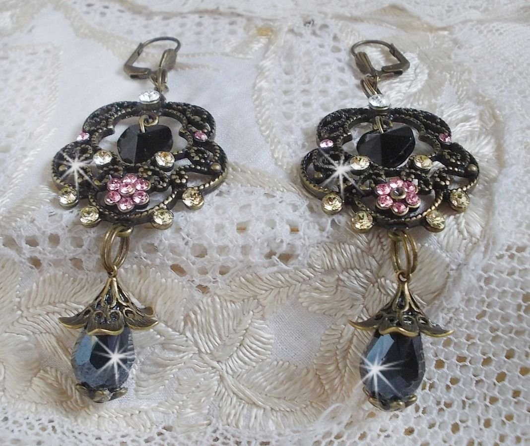 BO Irresistible Passion Collection gemonteerd met Swarovski kristallen op bronzen filigraan bloemkandelaars.