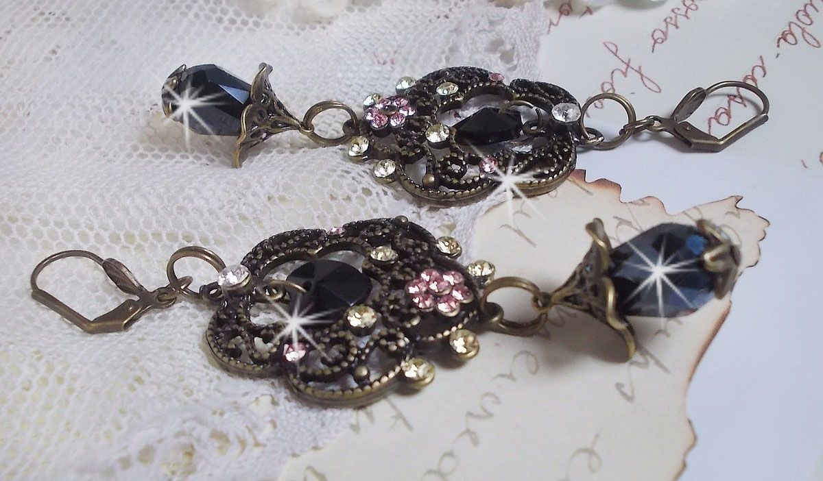 BO Irresistible Passion Collection gemonteerd met Swarovski kristallen op bronzen filigraan bloemkandelaars.