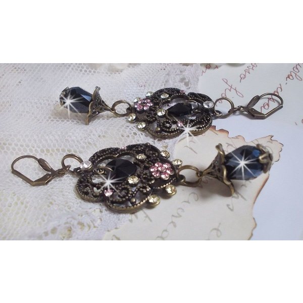 BO Irresistible Passion Collection gemonteerd met Swarovski kristallen op bronzen filigraan bloemkandelaars.