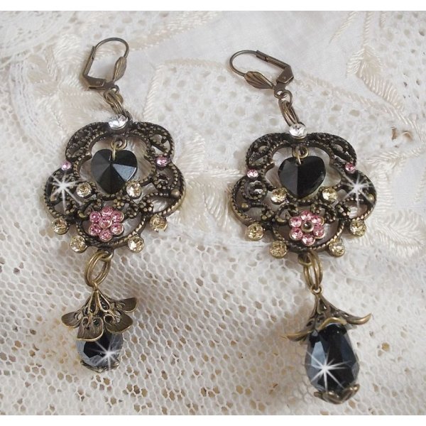 BO Irresistible Passion Collection gemonteerd met Swarovski kristallen op bronzen filigraan bloemkandelaars.