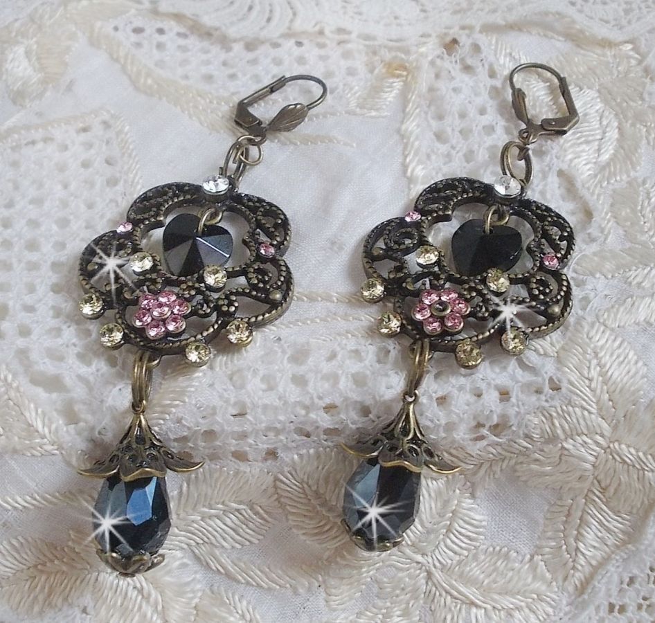 BO Irresistible Passion Collection gemonteerd met Swarovski kristallen op bronzen filigraan bloemkandelaars.