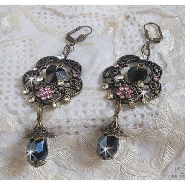 BO Irresistible Passion Collection gemonteerd met Swarovski kristallen op bronzen filigraan bloemkandelaars.