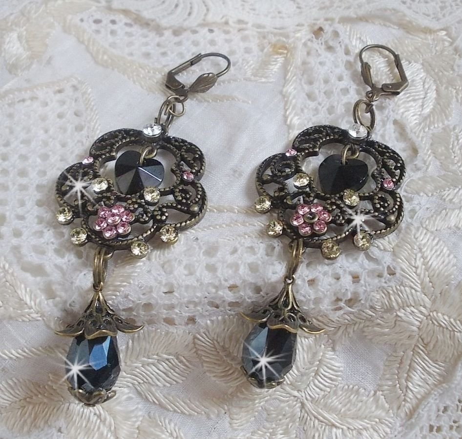 BO Irresistible Passion Collection gemonteerd met Swarovski kristallen op bronzen filigraan bloemkandelaars.