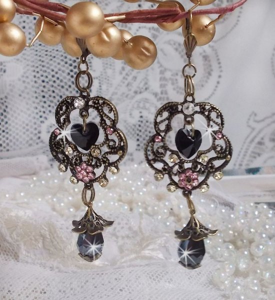 BO Irresistible Passion Collection gemonteerd met Swarovski kristallen op bronzen filigraan bloemkandelaars.