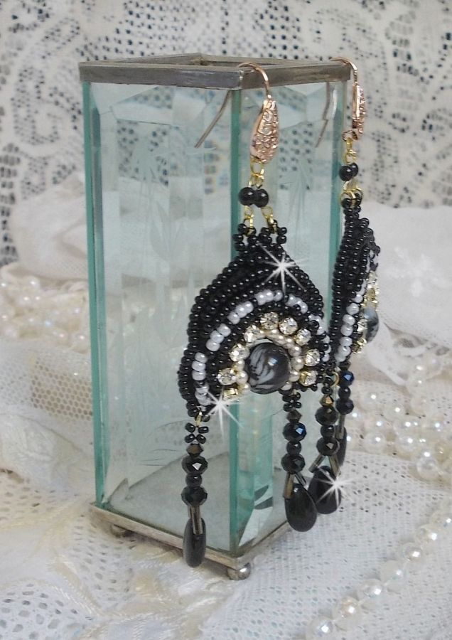 BO Féerie Black zijn geborduurd met Swarovski kristallen, kristallen chatons, afgeplatte ronde facetkralen, gedraaide Bugles en rocailles.