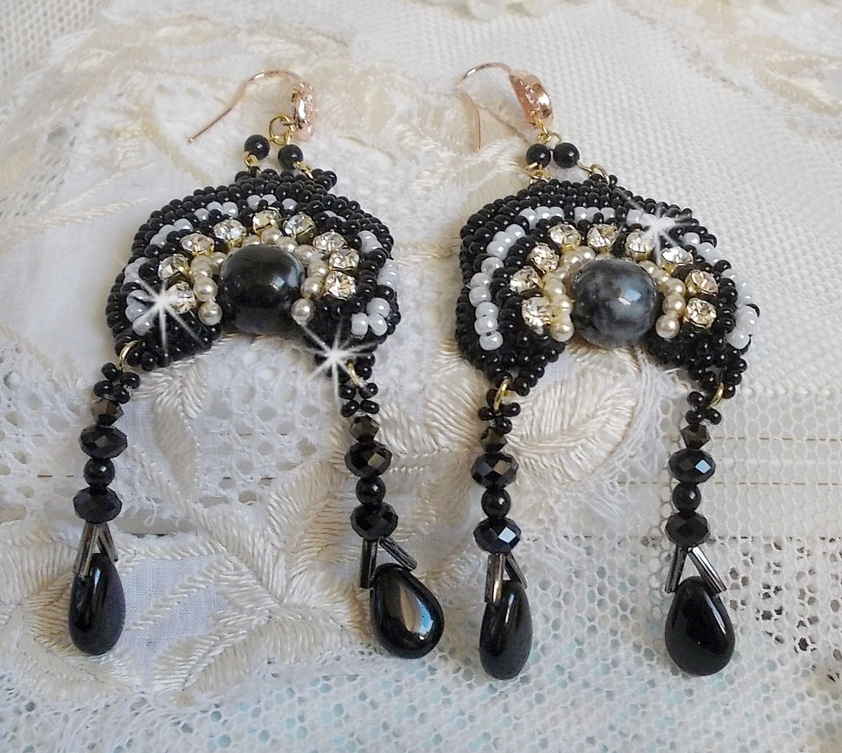BO Féerie Black zijn geborduurd met Swarovski kristallen, kristallen chatons, afgeplatte ronde facetkralen, gedraaide Bugles en rocailles.
