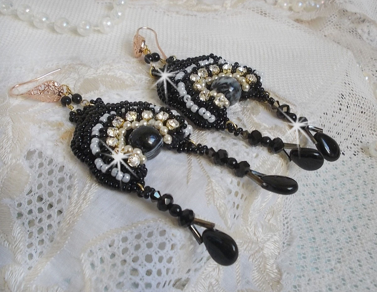 BO Féerie Black zijn geborduurd met Swarovski kristallen, kristallen chatons, afgeplatte ronde facetkralen, gedraaide Bugles en rocailles.